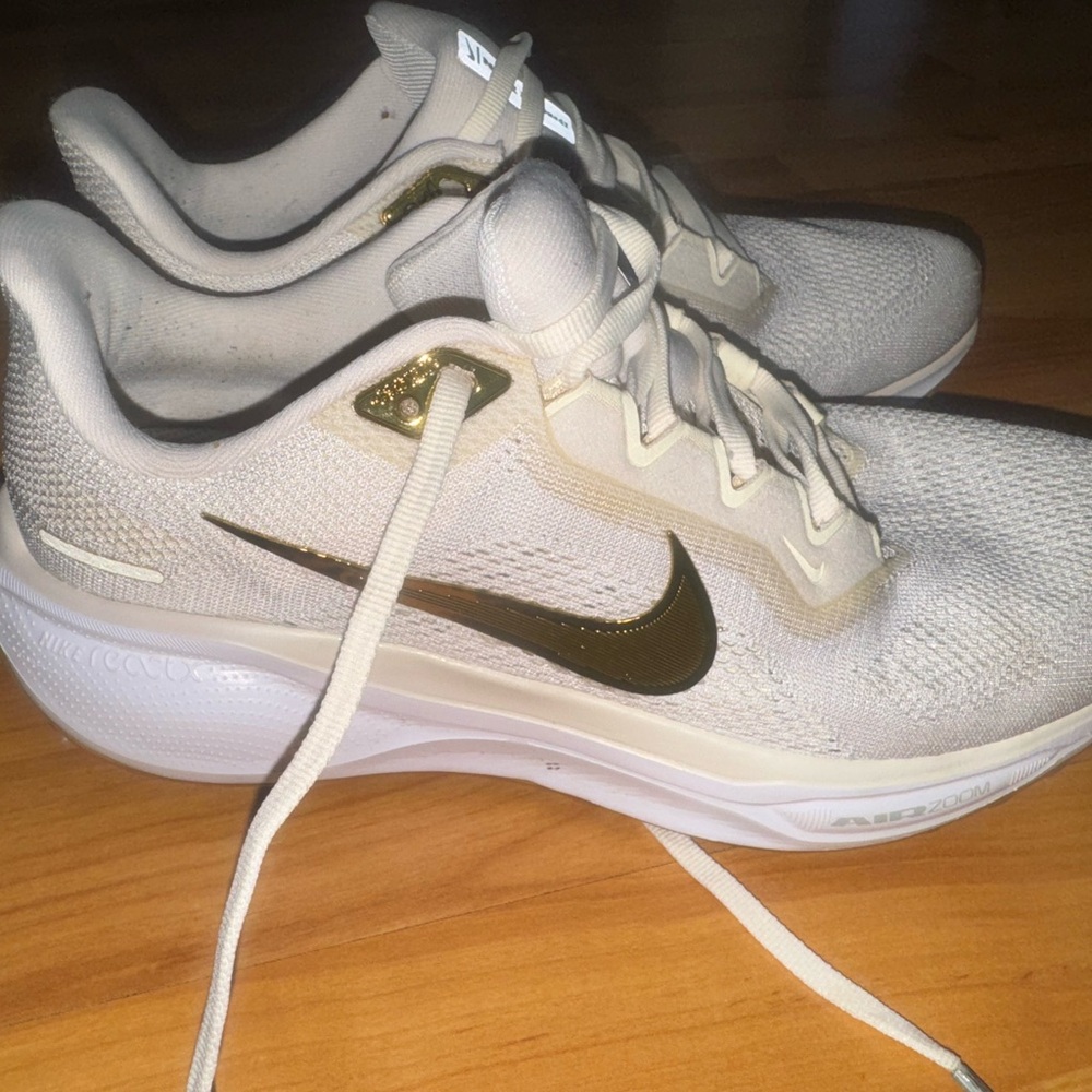 Nike Women's White and Gold Sneakers